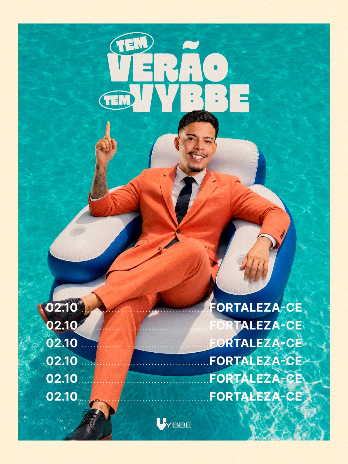 Agenda de Felipe Amorim, de terno laranja em uma boia na piscina