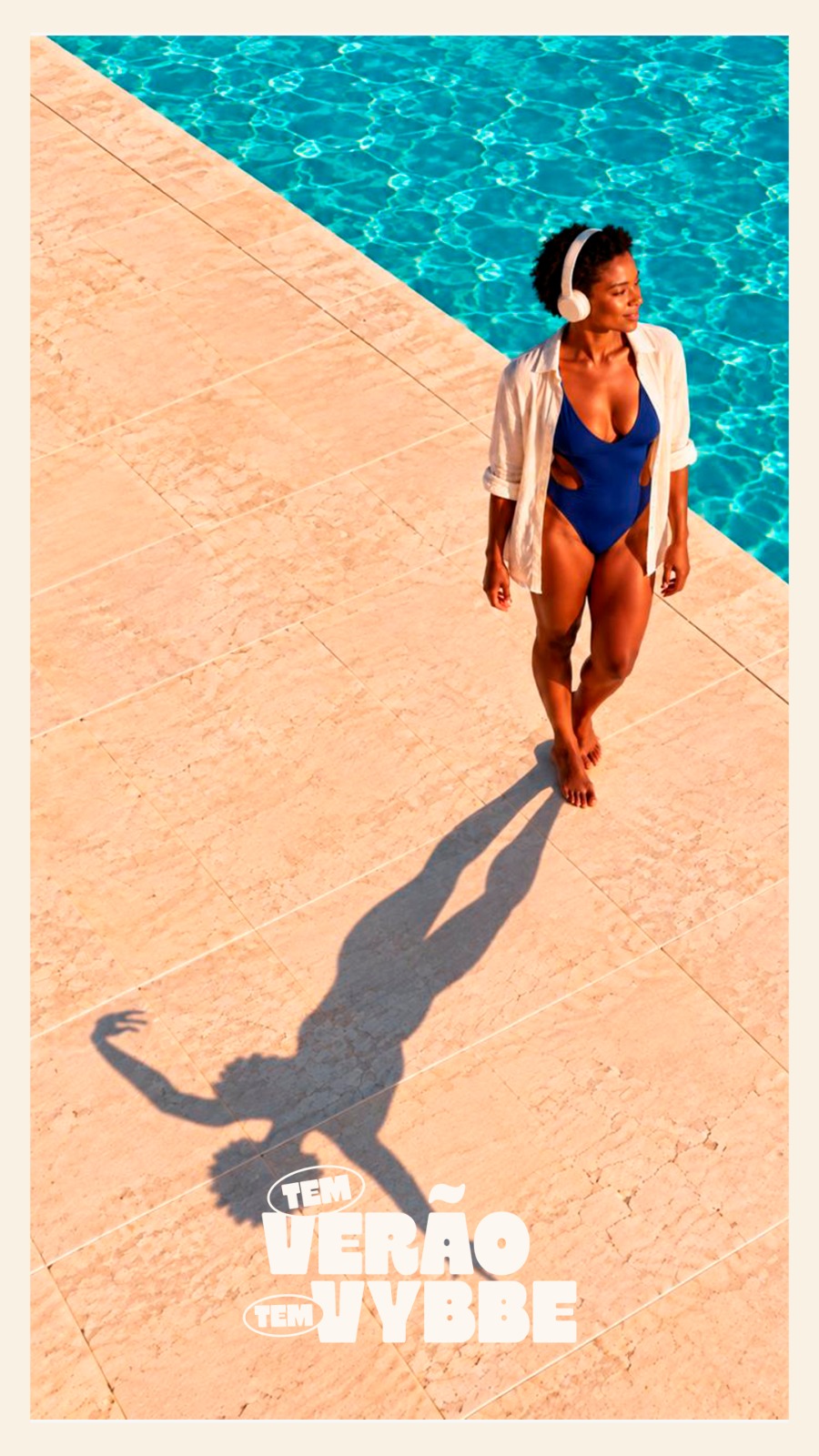 Mulher de fone à beira da piscina, com a sombra dançando